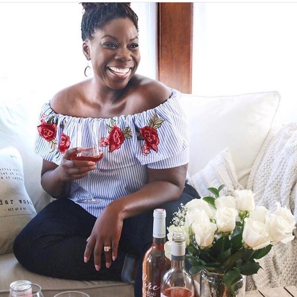 Tops - Off the shoulder embroidery top